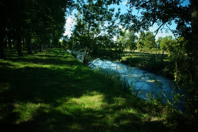 Port d&rsquo;Envaux se déguste aussi en automne à pied ou à vélo !