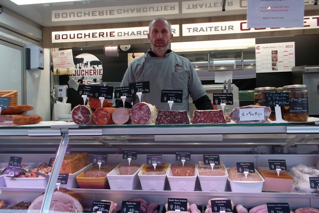 Un boucher au marché du jeudi