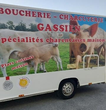 Un boucher au marché du jeudi