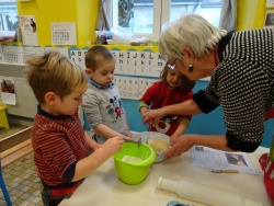 on a fait des gâteaux de Noël (5).JPG