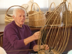 Jean Klein explique la vannerie (1).JPG