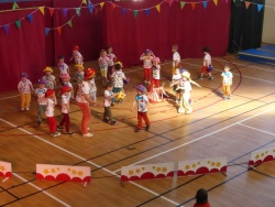 11 juin 22 le cirque à l'école (2).JPG