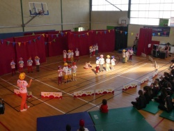 11 juin 22 le cirque à l'école (3).JPG