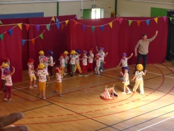 11 juin 22 le cirque à l'école (4).JPG