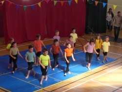 11 juin 22 le cirque à l'école (8).JPG